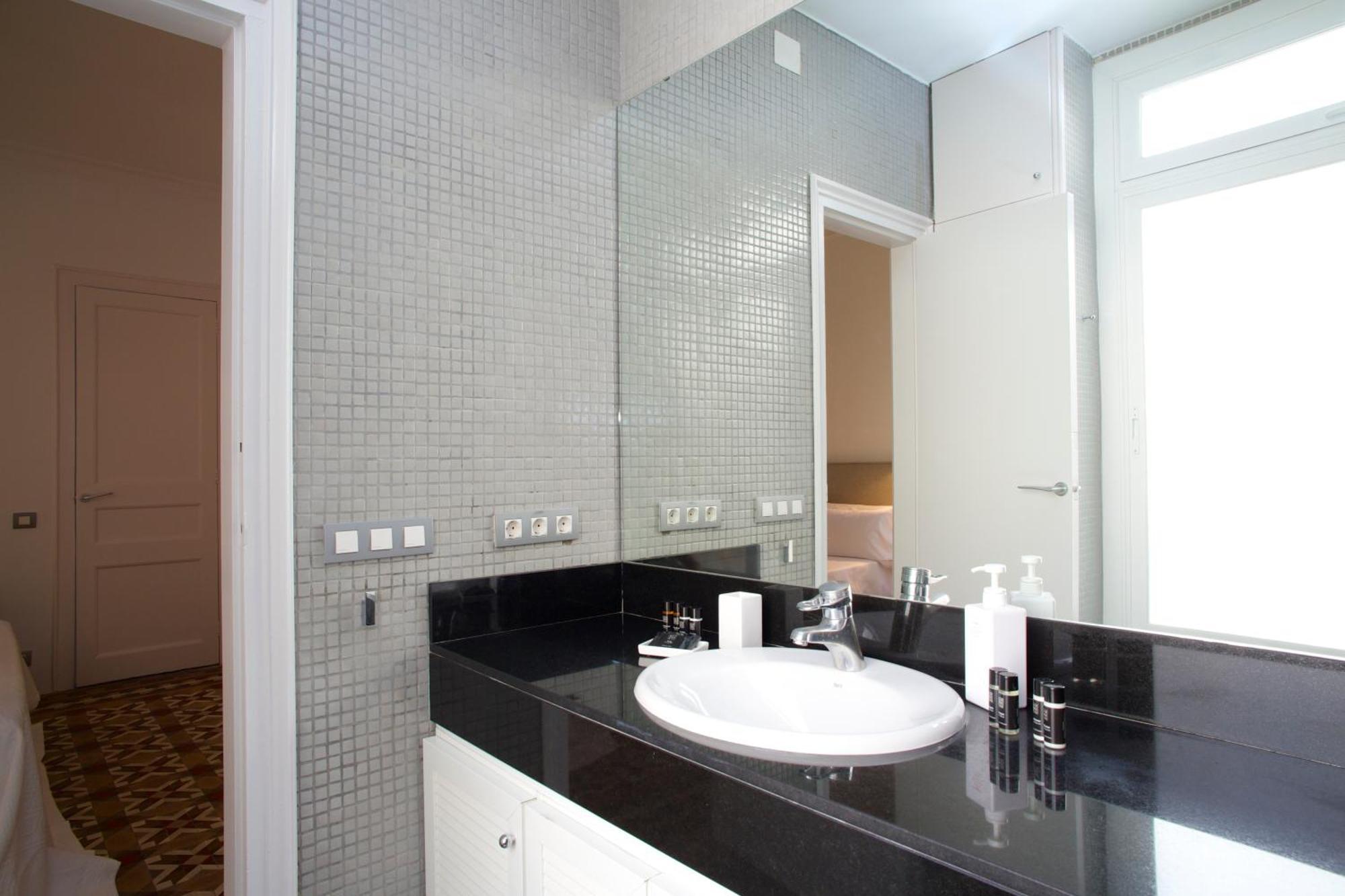 The Claris Suites II Barcelona Exterior foto